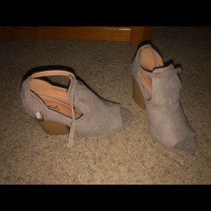 Size 7 wedged Sandel’s taupe color
